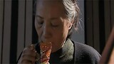 [Film]Ibu Tua Kelaparan, Hanya Bisa Makan Mi Instan