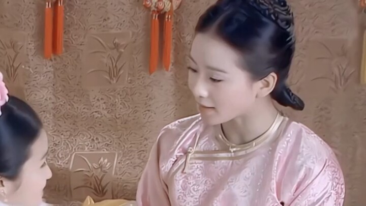 Ruoxi รู้ประวัติศาสตร์ ดังนั้นเธอจึงพา Chenghuan เข้าใกล้ Hongli เพื่อสอนเธอถึงวิธีการเอาตัวรอดในวัง
