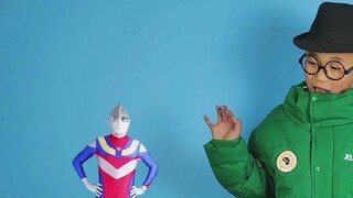 Ultraman ngoài đời thực đã mang đồ chơi con heo đất là đoàn tàu nhỏ của mèo Tom, bạn có thể tiết kiệ