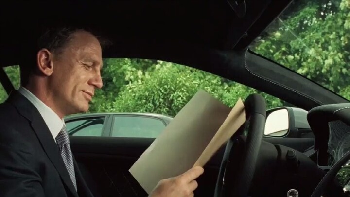 James Bond-Aston Martin Naik ke Mobil yang Dipenuhi Perlengkapan