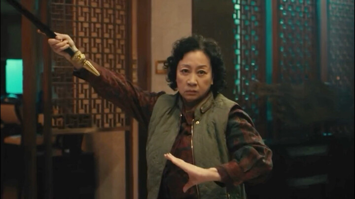 Anyone who can hold the Green Dragon Crescent Blade with one hand is not someone to be trifled with.