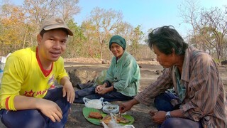 "แหย่ไข่มดแดงบนภูเขา" กินข้าวป่า กับพ่อกับแม่ ได้บรรยากาศสุดๆ แซบๆครับ