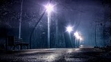 Hujan dan lampu jalan pada malam hari