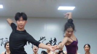 帅就完了，属于国标生的课间展示#淮南世际艺术学校 #吴睿航王心怡 #拉丁舞