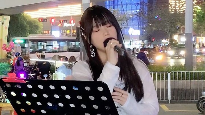 มีหญิงสาวคนหนึ่งร้องเพลง "Cardcaptor Sakura" บนถนน และผู้ชมก็กลายเป็นแฟนคลับทันที!
