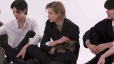 Hyunjin bermain dengan anjing (Gami cemburu ver.)