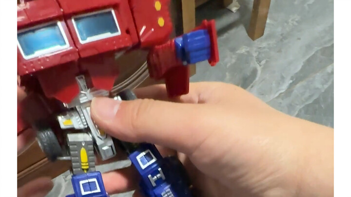 Optimus Prime ปลอมที่ซื้อจากซุปเปอร์มาร์เก็ตราคา 10 หยวน