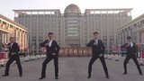 [HAVE A NICE DAY] A men's group in suits dances (awkwardly), four sand sculptures on a tour of Tianj