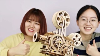 Butuh waktu empat jam untuk merakit proyektor engkol tangan kuno!
