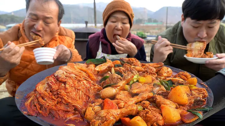 묵은지가  통째로 들어간 묵은지 닭볶음탕!! (Braised Spicy Chicken and ripe Kimchi) 요리&먹방!! - Mukbang eating show