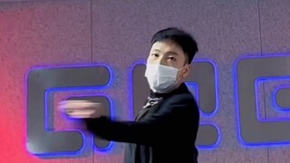 Điều gì đang xảy ra với việc vừa ham muốn vừa hỗn xược? ! Chàng trai có làn da trắng và cơ bụng nhảy