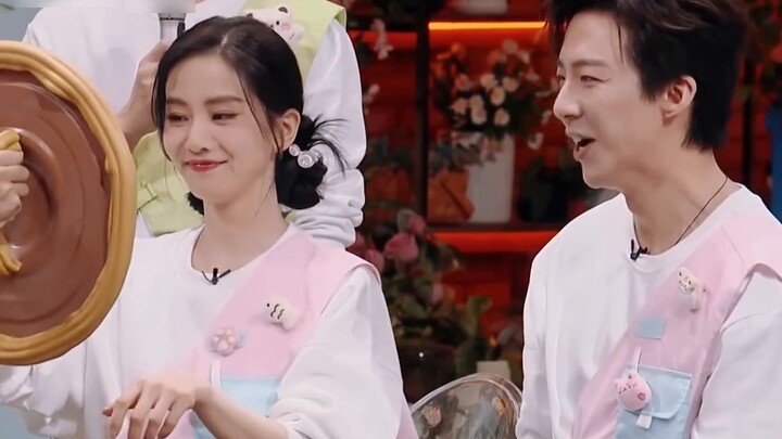 LMAO! Mengapa pesta cipratan air Liu Shishi terlihat seperti sekelompok guru yang sedang mengajari a