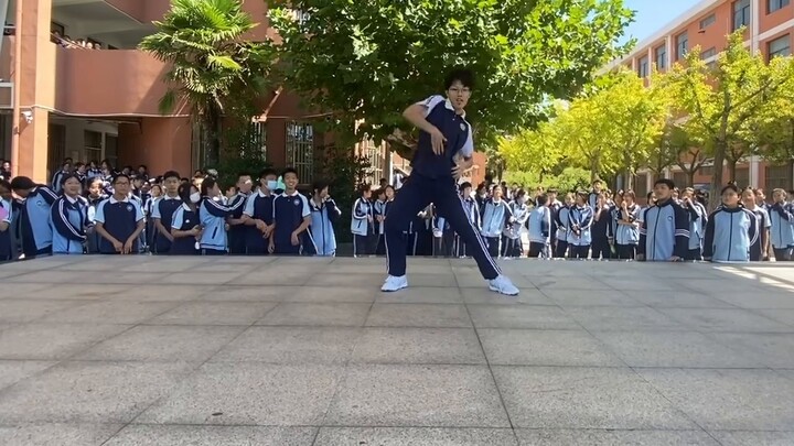 【OO】Siswa SMP laki-laki berusia 14 tahun berkelahi dengan OO di depan seluruh sekolah