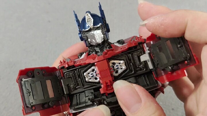 ความคืบหน้าของ Sunsky ในการประกอบส่วนแสดงการเชื่อมต่อศีรษะและหน้าอกของ Optimus Prime