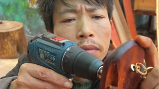 Một người phụ nữ phải có một chiếc túi xách tử tế khi ra ngoài, cũng giống như một người đàn ông phả