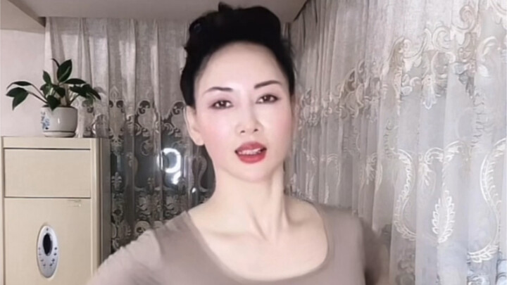 跟着阿姨扭一扭吧