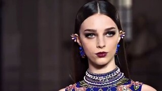 [Remix]Super model Larissa Marchiori is like an Egyptian style Medusa