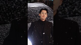 Dylan Wang enjoys the snowfall at night #DylanWang #WangHedi #王鹤棣