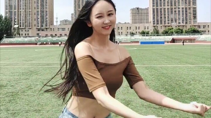 She's pretty, I just can't resist her.
