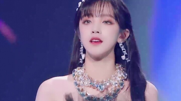 First time stage show: Song Yuqi's new song Giant