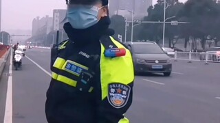 一声警察叔叔好，美女警花笑了