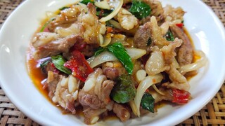 กระดูกอ่อนหมูผัดพริกใบโหระพา เมนูง่ายๆหอมอร่อย สไตล์ | ครัวบ้านๆ Channel