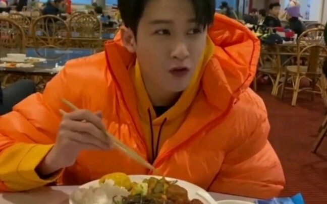 [Tan Jianci] Tan Duoduo's confused buffet moment! So cute! He eats quite a lot, hahaha!