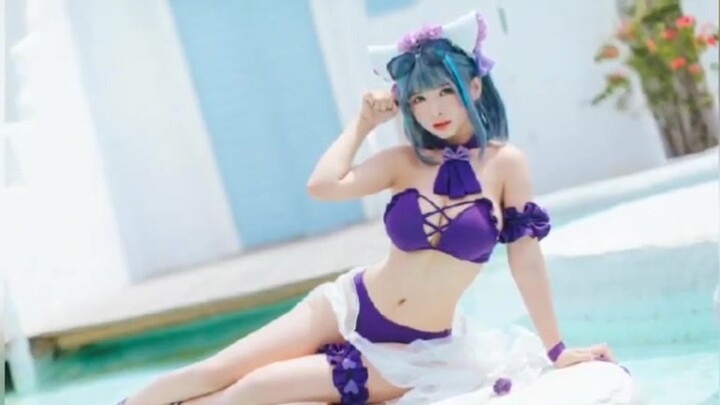 Wanita muda itu bercosplay Azur Lane dalam pakaian renang dengan Cheshire di dalam air. Dia sangat m