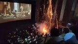 Manusia yang luar biasa menyalakan kembang api di bioskop