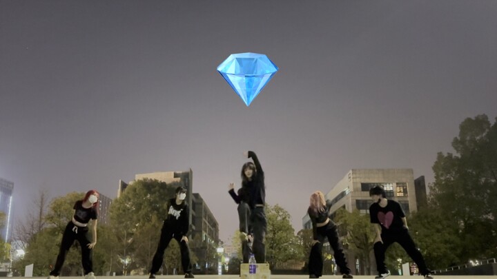 Dancing Diamond di kampus universitas setelah kelas malam!