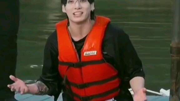 My kookie 😁😩 and jimin laughing so hard 🤣😁 sa pagkahulog nya sa kayak cp agad hinanap 😁😁