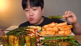 Mukbang Kimchi Timun, Kimchi Daun Bawang Segar, Paprika Isi, Kimchi Chonggak, dan Nasi Telur Ganjang