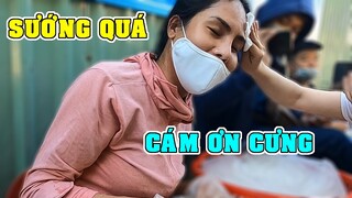 DIVA Cát Thy được khách hàng lau mồ hôi giùm khi đang bán bánh tráng trộn