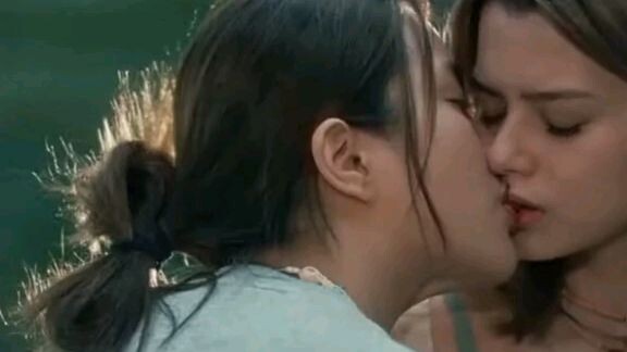 freenbecky kissing scene