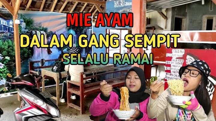 JUALAN DI DALAM GANG SEMPIT TAPI SELALU RAME // MIE AYAM NDELEK DARI THN 1975 // SUPER LEGEND