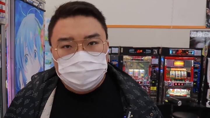 How much does it cost to clear out the Japanese claw machines? The fat guy cleared out the Japanese 