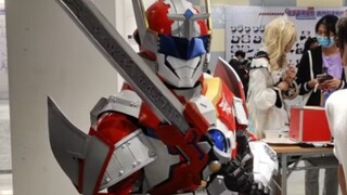 The production process of the Armor Hero Xingtian leather suit and the record of the trip to the com