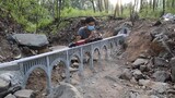 Mini Bridge Construction | Build an arch bridge across the canyon and get on the train!