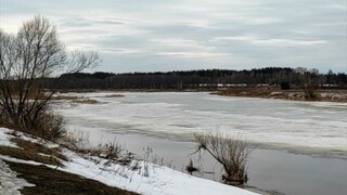 Spring, river, sunset. Calming vid of nature. Walking along the river. Russia, March