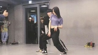 Let’s take a look at the third person perspective, dance ceiling teacher Liu Jun, crazy calling! !