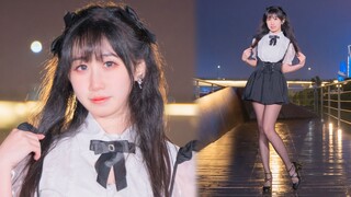 雨夜下和倒影共舞！没摔的话还挺优雅