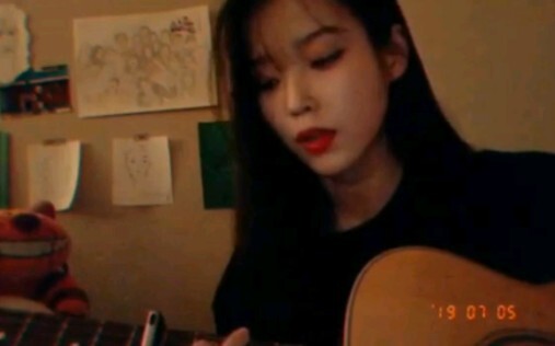 Dua update baru IU bermain gitar di pagi hari