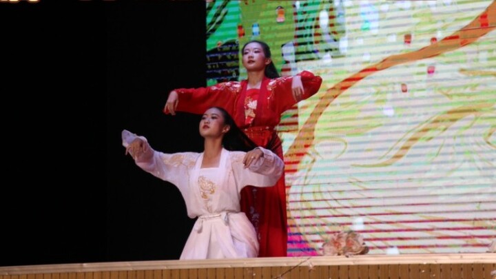 What is it like to dance "囍" in front of a group of school leaders? The whole audience screamed