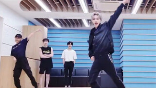 【Stray Kids】Felix直播时跳NCT DREAM-Ridin’/ft.黄铉辰