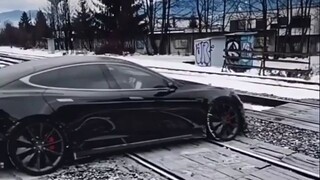 Car vs Train 😲