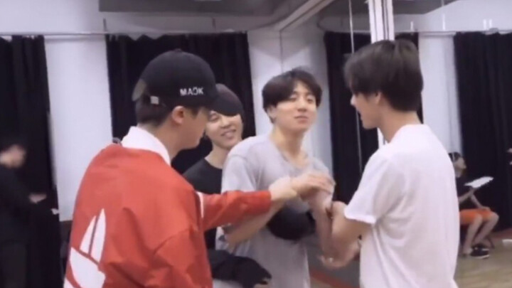 【BTS】Jeong Kook: I'll Just Have One Bite