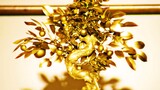 Pohon emas orang kaya bisa menghasilkan buah emas. Untuk merebut kekayaan ini, alien menyelinap ke r