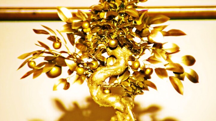 ต้นไม้ทองของเศรษฐีสามารถออกผลสีทองได้ เพื่อยึดเอาทรัพย์สมบัตินี้ มนุษย์ต่างดาวจึงแอบเข้าไปในบ้านของเ