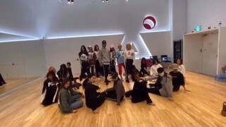 Apink INS uploaded the Stage practice room version