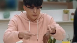 The female guest's eyes almost popped out when she saw Ao Ruipeng, and Ao Ruipeng almost stared at t